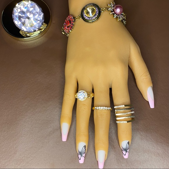 ✨SOLD✨ 🎉3 for $15🎉 Gemstone Floral Bracelet - Picture 3 of 6